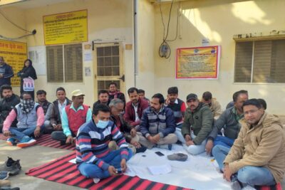 पीलीभीत :विद्युत विभाग के विरुद्ध पत्रकार संगठनों व किसान यूनियन ने दिया धरनापूरनपूर क्षेत्र में भ्रष्टाचार को बढ़ावा देने वाले बरकाती एसोसिएट्स फर्म को ब्लैक लिस्टेड करने की उठाई गई मांग।
