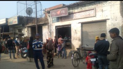 बरेली - बिशारतगंज के उप डाकघर में आधार कार्ड बनाने के काम पर हो रही है लापरवाही ।