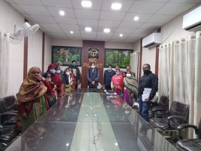 पीलीभीत : आवासों की पहली किस्त पाते ही लाभार्थियों के चेहरे खुशी से खिले।