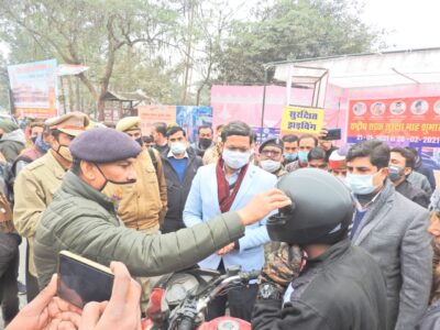 पीलीभीत दुपहिया वाहन चालकों को महोदय द्वारा हेलमेट वितरित किए गए तथा वाहनों पर रिफ्लेक्टर भी लगाए गए।