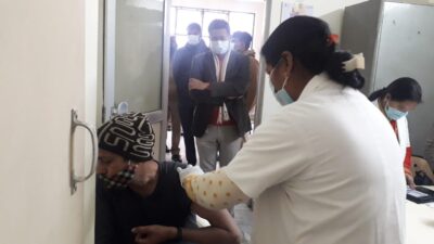 पीलीभीत: जिलाधिकारी द्वारा कोविड-19 टीकाकरण महाअभियान के तहत शारदा अस्पताल पहुंचकर व्यवस्थाओं का लिया गया जायजा।