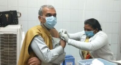 जालौन: कालपी के सामुदायिक स्वास्थ्य केन्द्र पर दूसरे चरण की वैक्सीन की डोज लेने पंहुचे आर्थोपेडिक सर्जन डा०अरूण मेहरोत्रा