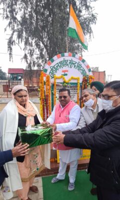 पीलीभीत/ पूरनपुर: भाजपा विधायक बाबूराम पासवान ने मुजफ्फरनगर और कारगिल शहीद सुरेंद्र सिंह वाटिका में पहुंचकर शहीदों को श्रद्धा सुमन समर्पित किए