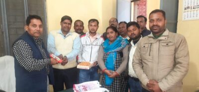 बरेली-सफाई कर्मचारी संघ के नव नियुक्त को मिठाई खिला किया खुशी का इजहार