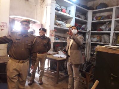 पीलीभीत :जिलाधिकारी एवं पुलिस अधीक्षक द्वारा कलेक्ट्रेट स्थित सदर/नजारत मालखाना का किया गया निरीक्षण।