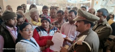 जौनपुर:पुलिस की कार्य प्रणाली से क्षुब्ध हिन्दू युवा वाहिनी के कार्यकर्ताओं ने दिया ज्ञापन