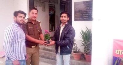 बरेली - आँवला तहसील में पर्यावरण संरक्षण मुहिम चला रहे सौरव यादव ने पर्यावरण संरक्षण मुहिम के तहत थाना अध्यक्ष भमोरा सौरव प्रताप सिंह को इंदौर प्लांट भेंट किया।