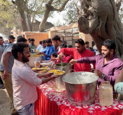 बरेली - बदायूँ रोड पर युवा मोर्चा के कार्यकर्ताओं ने किया खिचड़ी भोज का आयोजन।