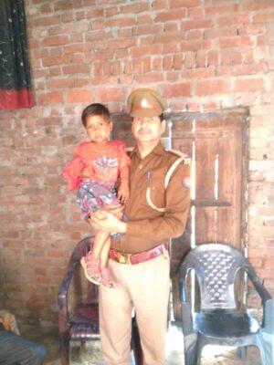 बरेली/यूपी-:थाना प्रभारी बने गरीब बच्चे के मसीहा,ले लिया गोद