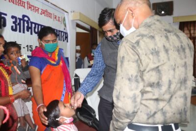 उमरिया: कलेक्टर ने ग्रीनी, परी तथा हर्ष को विटामिन-ए की दवा पिलाकर की दस्तक अभियान की शुरूआत