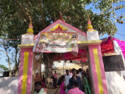जालौन :माँ काली रायड़ वाली के मन्दिर में कथा के पश्चात भण्डारा ! उमड़ी भीड़