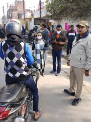 प्रयागराज : लेन ड्राइविंग और साइड ड्राइविंग के सम्बन्ध में वाहन चालकों को किया गया जागरूक
