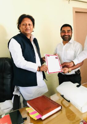 बरेली - सपानेता राहुल कश्यप ने वार्ड 45 से जिला पंचायत सदस्य के लिए सपा जिला अध्यक्ष को सौंपा आवेदन।