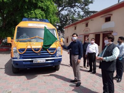 पीलीभीत :जिलाधिकारी द्वारा फूड सेफ्टी ऑन व्हील्स मोबाईल वैन को हरी झण्डी दिखाकर किया गया रवाना।