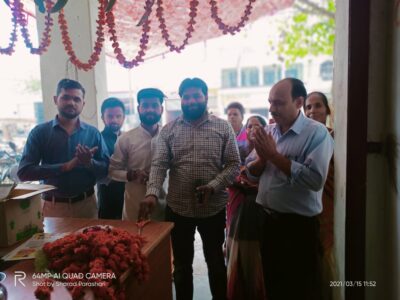 बरेली - भाजपा युवा नेता यशवंत सिंह लोधी ने ब्रांडेड रेडीमेड कपड़े की दुकान शर्मा कलेक्शन का हुआ शुभारंभ।