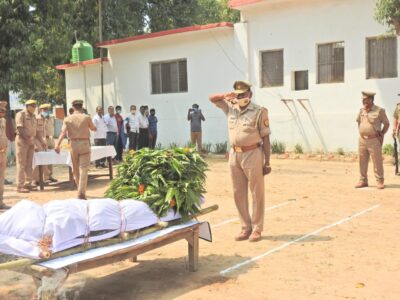पीलीभीत : मुख्य आरक्षी के पार्थिव शरीर को पुलिस लाइन में दी गई श्रद्धांजलि।