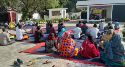 गोंडा: शिविर कार्यलय देवीपाटन परिक्षेत्र गोण्डा में चतुर्थ श्रेणी के कर्मचारियों को कराया गया योगाभ्यास