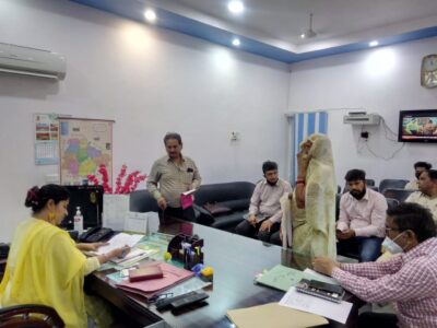 जालौन: जिलाधिकारी ने कलेक्ट्रेट स्थित अपने कक्ष में जनता दर्शन में आये सभी फरियादियों की कोविड-19 के नियमों का अनुपालन करते हुये समस्याओं को सुना