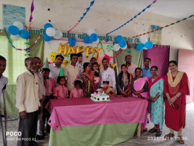 मैनपुरी: शिक्षिका ने अपनी बेटी का पहला जन्मदिवस स्कूल के बच्चों के साथ मनाया