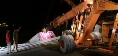 जालौन: पुणे से गोरखपुर जा रही सवारियों से भरी शताब्दी बस अनियंत्रित होकर पलटी