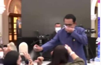 थाईलैंड के PM का अजीब बर्ताव, सवाल कर रहे पत्रकारों पर छिड़का सैनिटाइजर