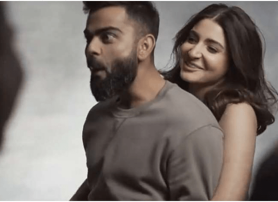 Anushka Sharma ने विराट कोहली को सबके सामने किया लिफ्ट, क्रिकेटर के मुंह से निकला ‘ओ तेरी..दोबारा करना’
