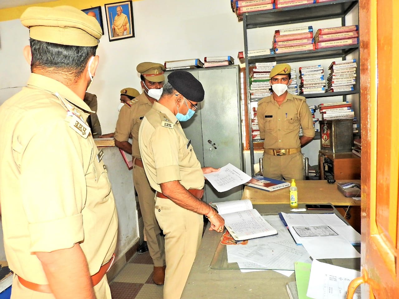 पीलीभीत :पुलिस अधीक्षक पीलीभीत श्री किरीट सिंह राठौर द्वारा थाना जहानाबाद एवं अमरिया का किया गया आकस्मिक निरीक्षण।