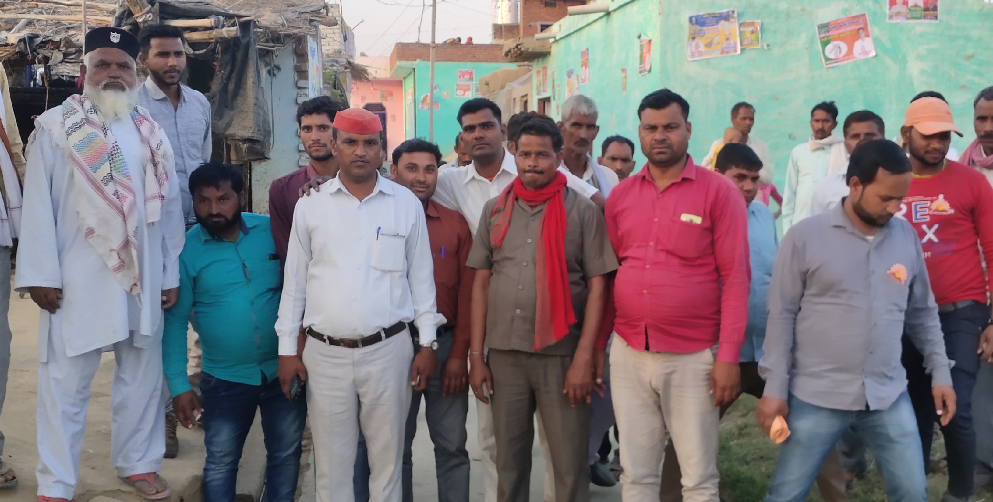 बरेली - आँवला विधानसभा क्षेत्र के वार्ड 34 में समाजवादी पार्टी के विधानसभा अध्यक्ष डॉ इंद्रपाल सिंह यादव ने जिला पंचायत सदस्य पद प्रत्याशी छोटे लाल दिवाकर के समर्थन में मांगे वोट।