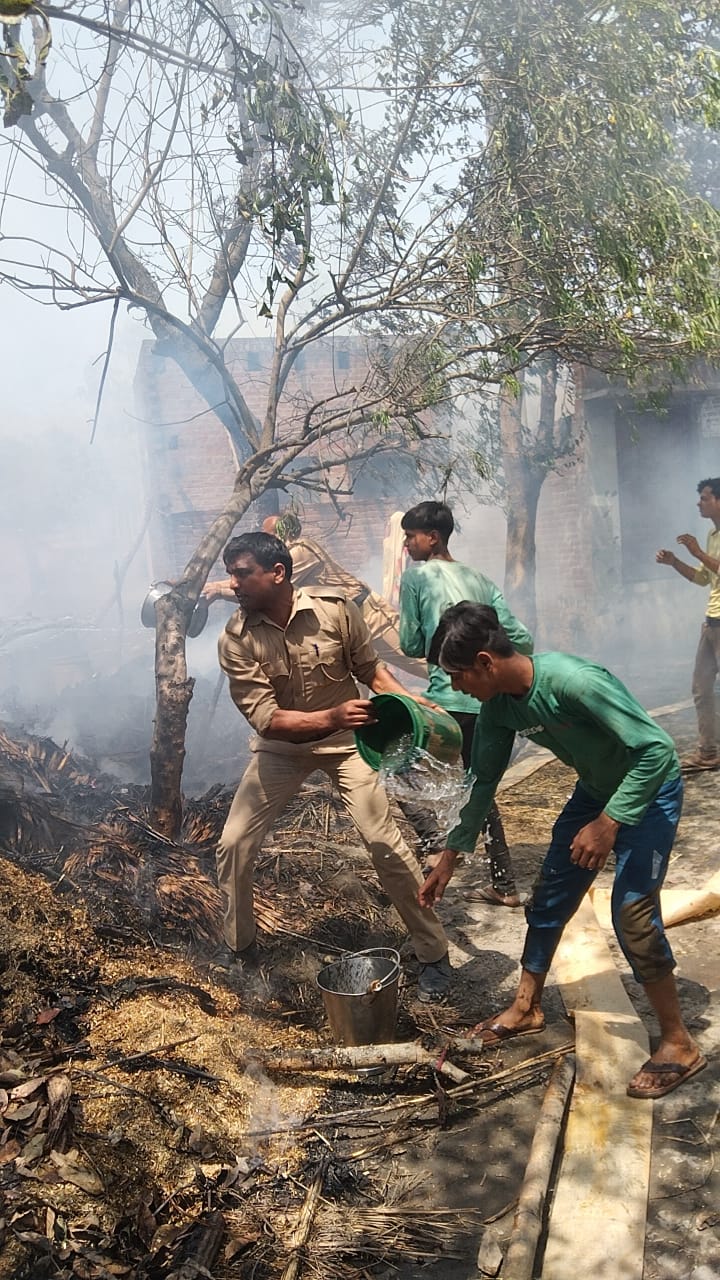 पीलीभीत :बीसलपुर कई घरों में लगी आग लाखों रुपए का हुआ नुकसान।