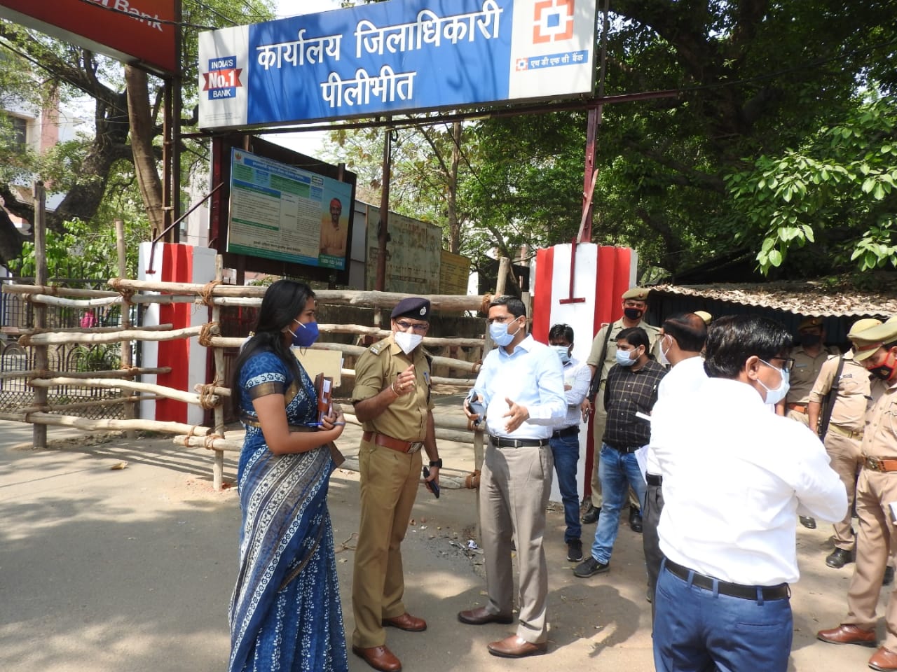 पीलीभीत: आगामी त्रिस्तरीय पंचायत चुनाव के  लिए नामांकन स्थल का जिलाधिकारी और पुलिस अधीक्षक ने किया औचक निरीक्षण।
