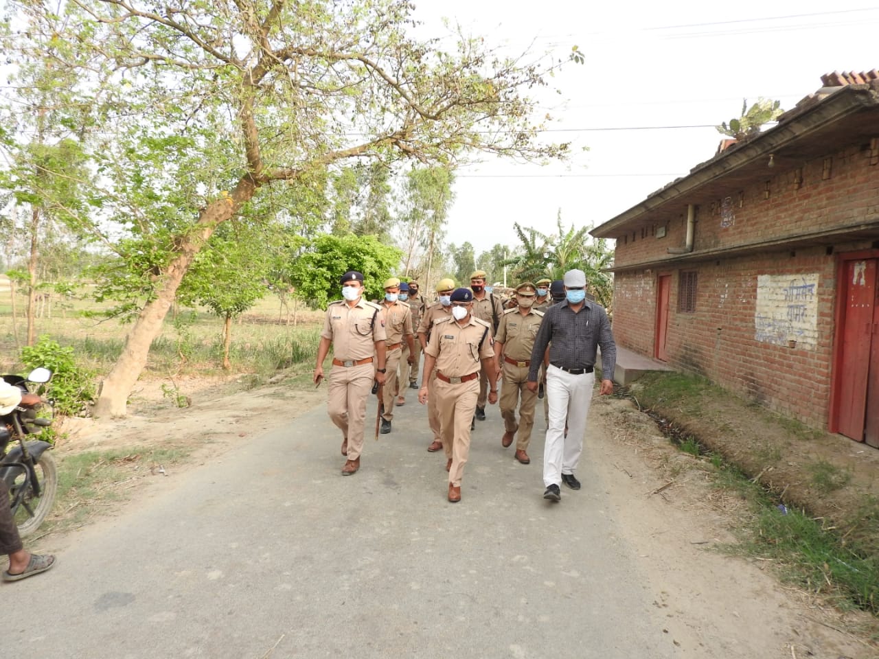 पीलीभीत: त्रिस्तरीय पंचायत चुनाव के दौरान सुदृण कानून व्यवस्था के दृष्टिगत पुलिस अधीक्षक पीलीभीत श्री किरीट सिंह राठौर महोदय के नेतृत्व में भारी पुलिस बल के साथ किया गया फ्लैग मार्च।