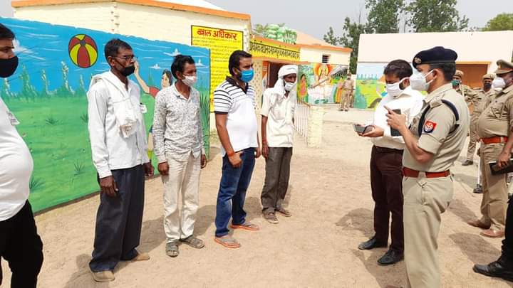 फर्रुखाबाद :जिलाधिकारीने पुलिस अधीक्षक के साथ कमालगंज एवं मोहम्मदाबाद क्षेत्र के मतदान केंद्रो का औचक निरीक्षण कर लिया जायजा।