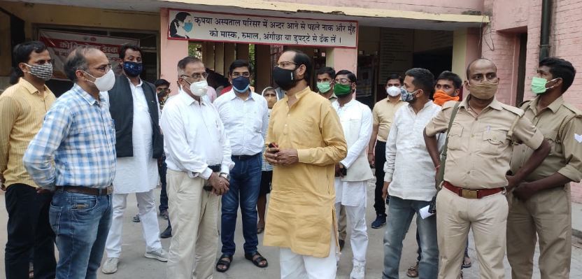 रायबरेली: पूर्व कैविनेट मंत्री व क्षेत्रीय विधायक डॉ मनोज कुमार पांडेय ने की ऑक्सीजन सिलेंडर की मदत