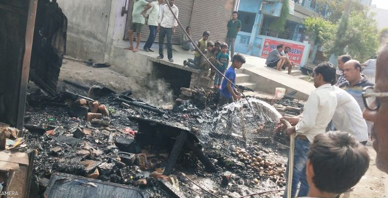 फर्रुखाबाद: मोबाइल की दुकान में लगी आग