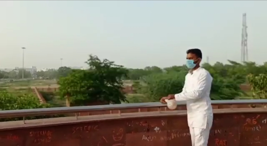 इटावा: सीएम योगी के दौरे के बाद सपा कार्यकर्ताओं ने गंगाजल से किया शुद्धिकरण
