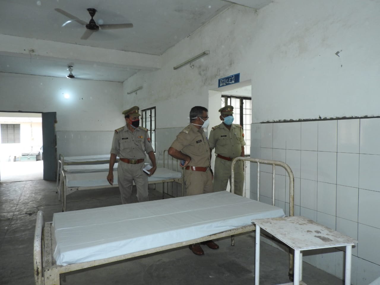 पीलीभीत: पुलिस अधीक्षक श्री किरीट सिंह राठौर महोदय ने पुलिस लाइन स्थित पुलिस अस्पताल में कोरोना संक्रमित पुलिसकर्मियों के लिए बनाये गए आइसोलेशन वार्ड व पुलिस अस्पताल का निरीक्षण किया।