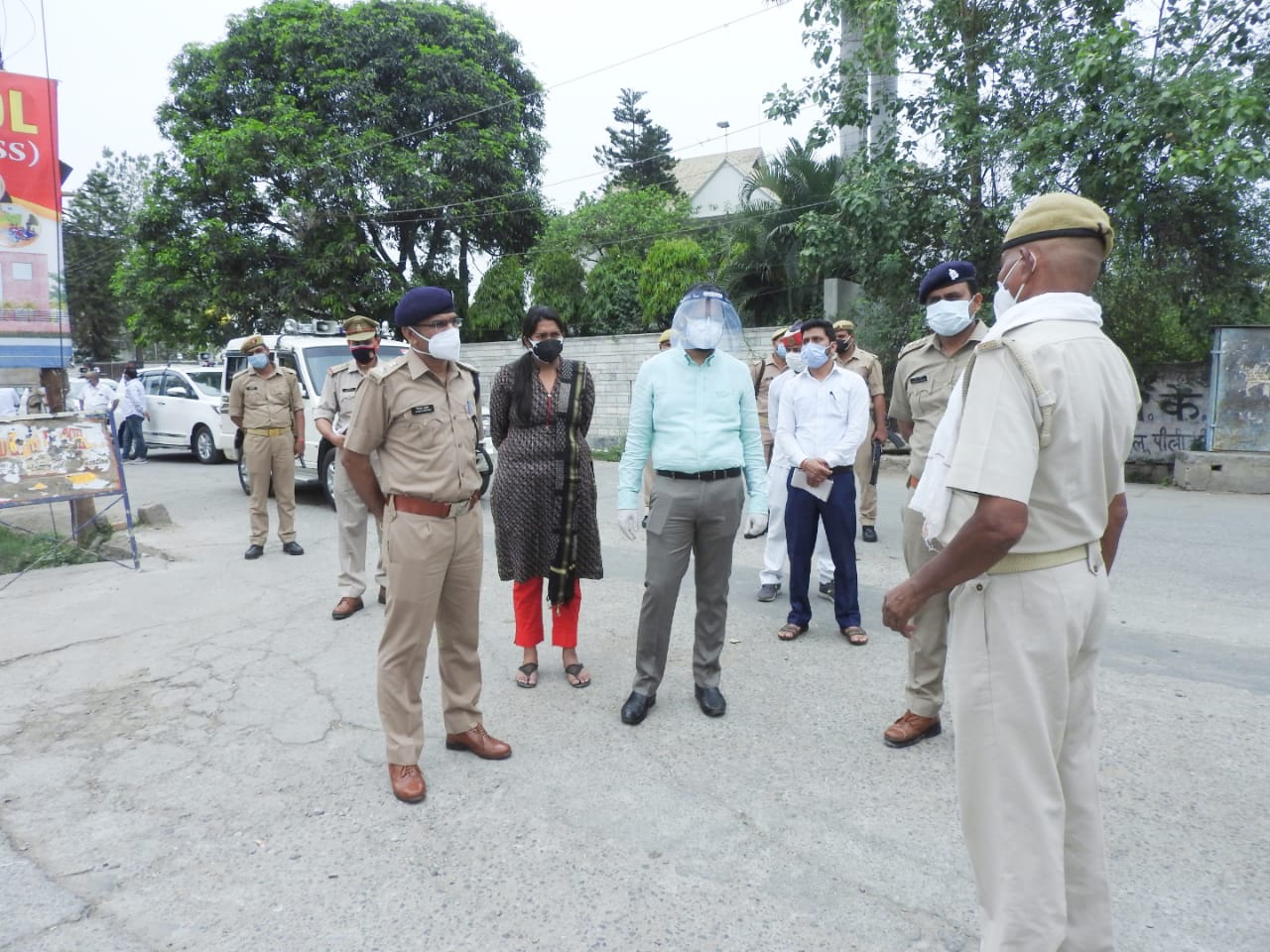 पीलीभीत: जिलाधिकारी/पुलिस अधीक्षक पीलीभीत श्री किरीट सिंह राठौर महोदय ने शहर में भ्रमण कर कोरोना संक्रमण प्रभावित क्षेत्र व लॉकडाउन की स्थिति का जायजा लिया।