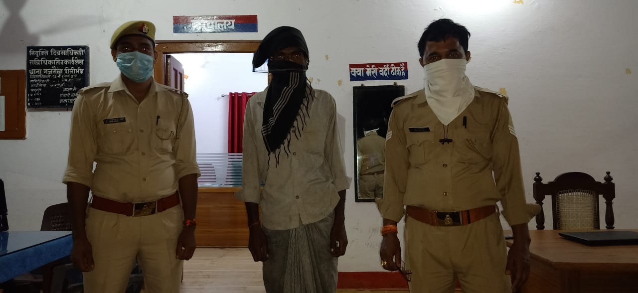 पीलीभीत :श्रीमान पुलिस अधीक्षक श्री किरीट सिंह राठौर महोदय द्वारा जनपद पीलीभीत में अवैध शराब बिक्री के संबंध में चलाए जा रहे अभियान ।