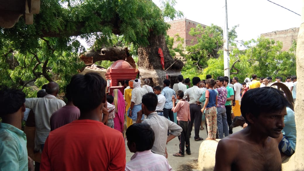 बरेली - मझगवां ब्लाक क्षेत्र में अचानक गिरे देव स्थान पर पेड़ से दो बच्चों समेत एक लड़की दबकर हुई घायल।