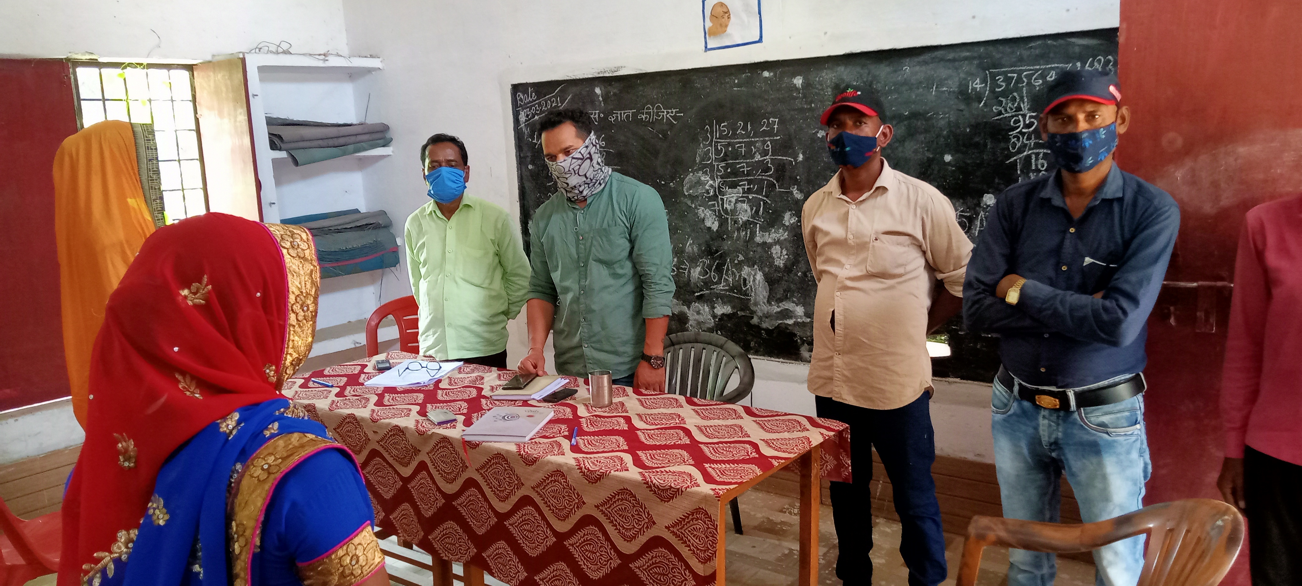 पीलीभीत: पूर्ण गाइडलाइन का पालन करते हुए शपथ ग्रहण कराई गई