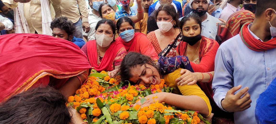 शहीद का पार्थिव शरीर पहुँचा उनके गांव डलमऊ श्मसान घाट पर किया गया अंतिम संस्कार