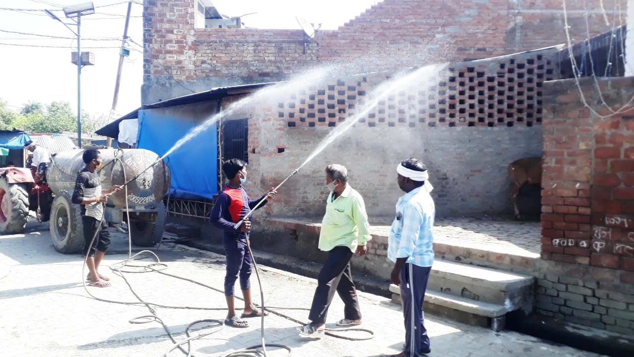 सीतापुर: कस्बे की गलियों और दुकानों में किया गया सैनिटाइजर"