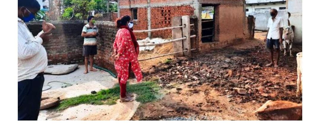 शहडोल: कलेक्टर ने पड़मानिया खुर्द के पाॅजिटिव व्यक्तियो के घर जाकर उनके स्वास्थ्य बारे में की पूछतांछ