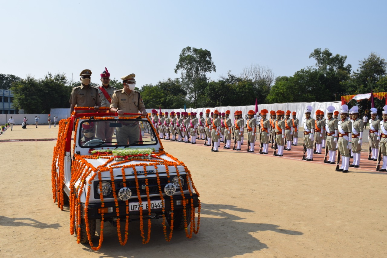 इटावा :रिजर्व पुलिस लाइन्स इटावा में प्रशिक्षणरत रिक्रूट 168 आरक्षियों के 06 माह के गहन प्रशिक्षण के उपरान्त भव्य दीक्षान्त परेड का आयोजन किया गया