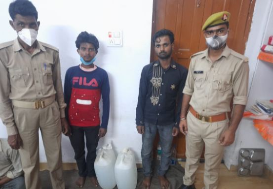 पीलीभीत :थाना गजरौला की पुलिस ने 20-20 लीटर अवैध कच्ची शराब व खाम के साथ दो अभियुक्तों को किया गिरफ्तार।