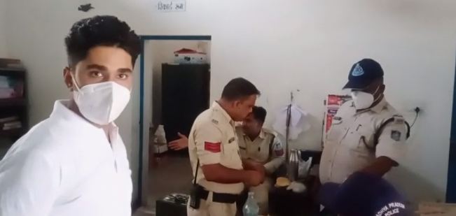 उमरिया: मैं कोरोना वैलेंटियार अभियान के तहत आज 45 वां दिन भी लगातार संस्था द्वारा पुलिसकर्मियों को खीरा व लस्सी दे कर सम्मान