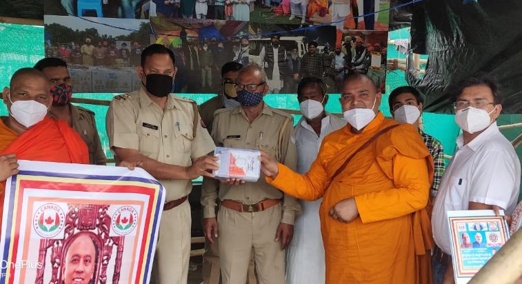 बौद्ध भिक्षु सुमित रत्न ने फर्स्ट एड बॉक्स और इमरजेंसी किट वितरित की