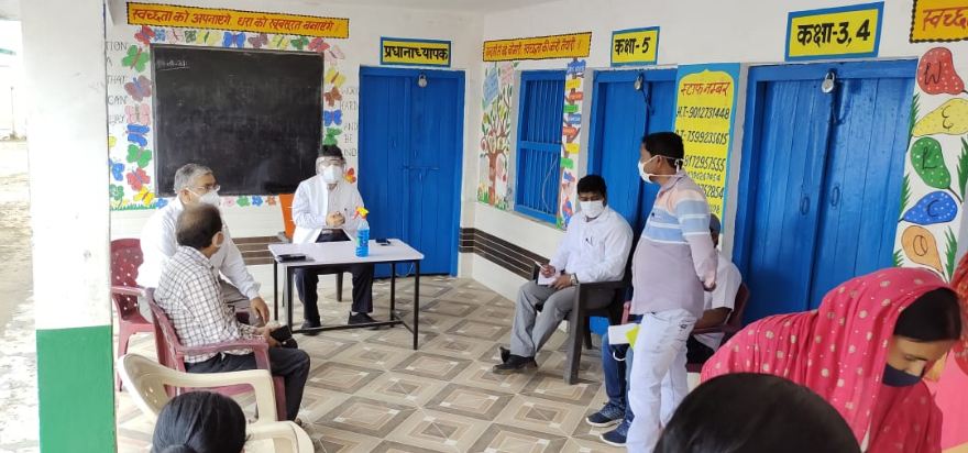 पीलीभीत :निरीक्षण के दौरान अमरिया कस्बे में साफ-सफाई व सेनीटाइजिगं के कार्य का जायजा लिया गया ।