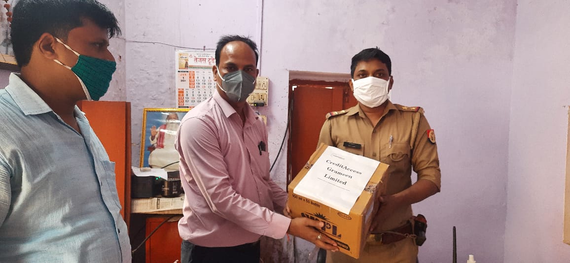 जौनपुर: क्रेडिटएक्सेज ग्रामीण लिमिटेड की तरफ से सभी थानों पर मास्क सेनेटाइजर, ओक्सिमीटर का वितरण हुआ