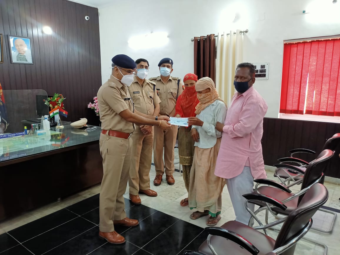 पीलीभीत: मृतक आरक्षी जितेंद्र कुमार के परिवार को आर्थिक सहायता हेतु जनपद के पुलिस अधिकारी/कर्मचारियों ने स्वेच्छा से रु0 5,51,433 का योगदान किया।